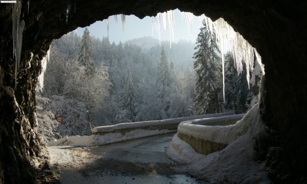 Tunnelmunning i snølandskap